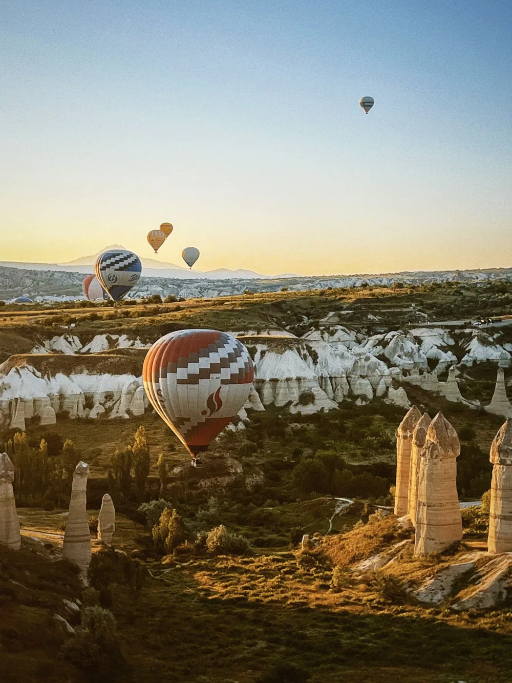 مناطيد تحلّق فوق التكوينات الصخرية في كابادوكيا