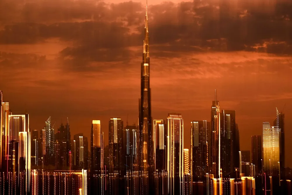 أفق دبي وبرج خليفة عند غروب الشمس